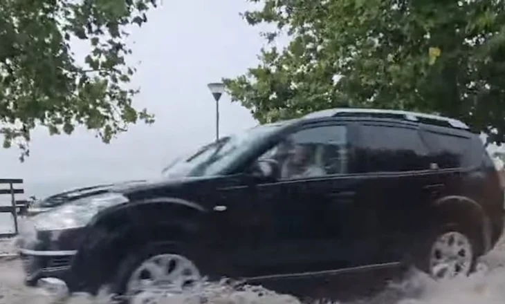 Stuhi me shi e breshër në Belsh, përmbytje dhe kaos në rrugët e qytetit