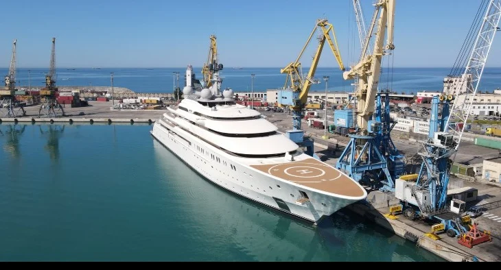 Superjahti “Opera”, i sheikut arab ankorohet në Portin e Durrësit