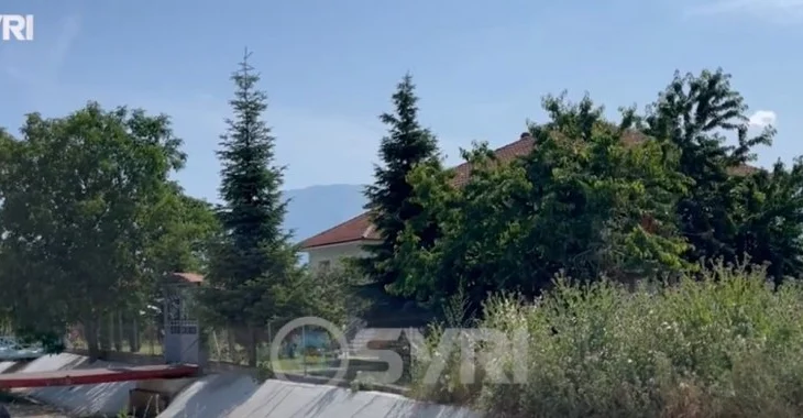 SYRI TV/ Buçimas, ankesa për ujërat e zeza, banorët: Duhen 70 metra kanal, jemi ankuar, bashkia s`merr masa