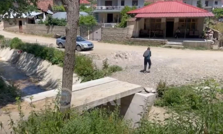 SYRI TV/ Goskova e Korçës pa ujë e pa rrugë, banorët : Uji s’mund të konsumohet, ankesat në vesh të shurdhër