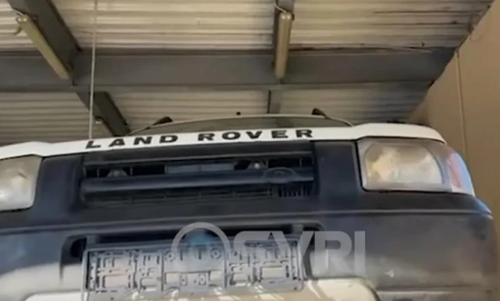 Syri TV/ Kapet arsenal armesh në portin e Durrësit! Ishin fshehur poshtë motorit të Land Roverit