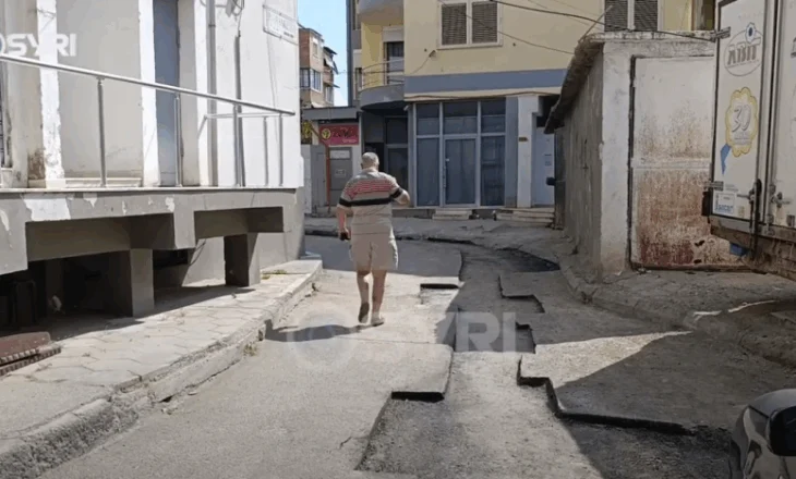 SYRI TV/ Shtrimi i tubacioneve nxjerr jashtë funksionit rrugën në Elbasan, banorët: As problemi i ujit nuk u zgjidh