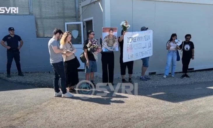 SYRI TV/ Vetëvrasja e emigrantit pas qëndrimit në Gjadër, aktivistët protestë simbolike para kampit