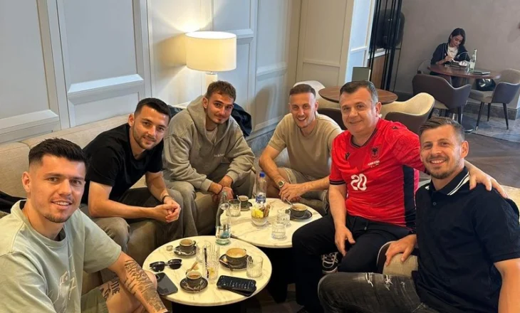 Taulant Balla me futbollistët kosovarë të Shqipërisë para duelit me Serbinë: Kafe me dardanët e Kombëtares