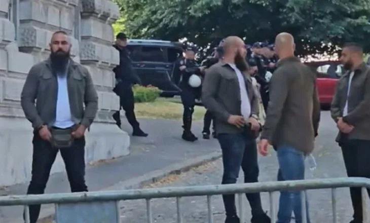 Të akuzuarit për sulmin në Banjskë shfaqen në Beograd – ruajnë Presidencën e Serbisë gjatë protestës masive