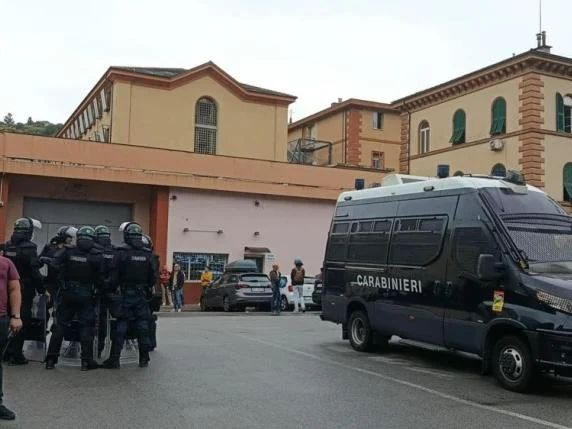 Të burgosurit revoltë në Itali/ Shkatërruan qelitë dhe u ngjitën mbi murin rrethues, 4 policë të plagosur
