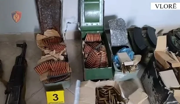 Të fshehura në murin e një banese/Gjenden 2 armë zjarri, 2200 fishekë dhe 12 granata