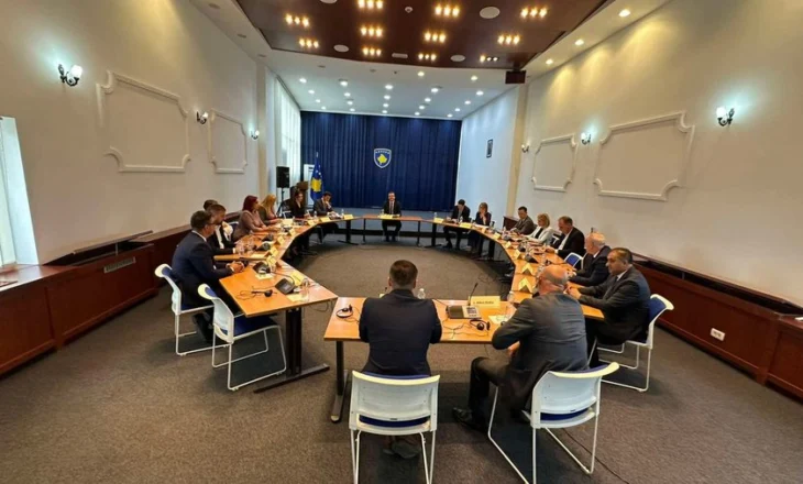 Të gjithë liderët e partive politike në Kosovë në tryezë, nis takimi me Albin Kurtin