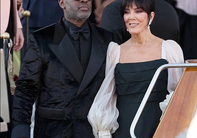 Të qeshura në kamera, tensione në prapaskenë? Çfarë ndodhi mes Kris Jenner dhe Corey Gamble në dasmën miliardere të Jeff Bezos
