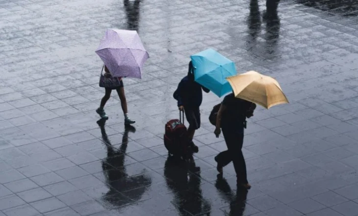 Temperaturat zbresin me 12 gradë, bie mbi 50 milimetra shi në një orë