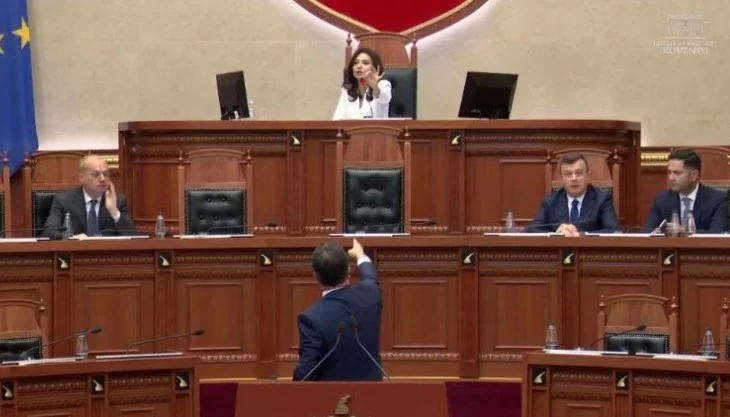 Tensione në Kuvend! Noka bllokon foltoren, Spiropali e përjashton nga seanca