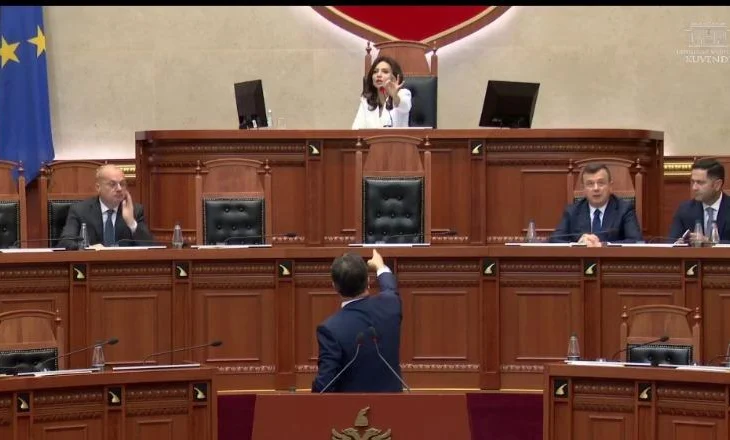 Tensione në Kuvend/ Noka bllokon foltoren, Spiropali e përjashton nga seanca