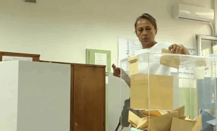 “Test” për Vuçiç, hapen qendrat e votimit në dy komuna serbe