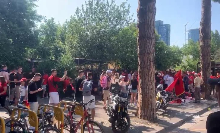 Tifozat Kuq e Zi u përjashtuan nga stadiumi, por bashkohen në Bulevardin ”Dëshmorët e Kombit”