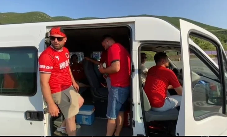 Tifozët kuqezi nga Kosova dhe Presheva festë në Morinë: Shqipëri etnike, fitore