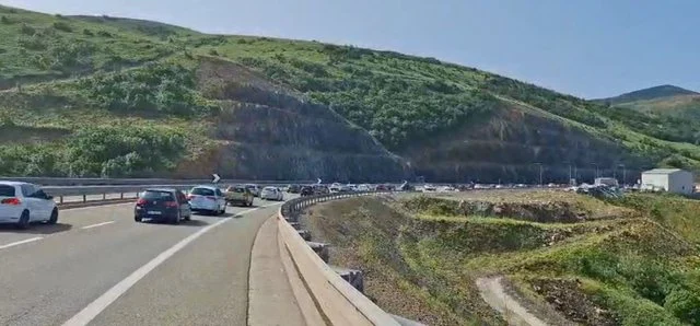 Trafik i rënduar në Rrugën e Kombit, qytetarët e Kosovës udhëtojnë drejt bregdetit shqiptar