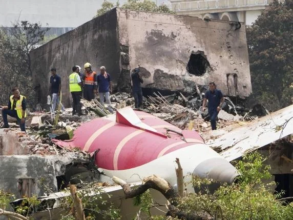 Tragjedia ajrore në Indi, hetuesit: Dy motorët e avionit dolën jashtë funksionit menjëherë pas ngritjes
