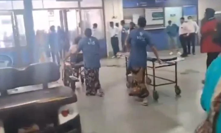 Tragjedia në Indi/ Mjekë dhe infermierë në nxitim, me barrela dhe sirena ambulancash drejt vendngjarjes për të shpëtuar jetë (VIDEO)