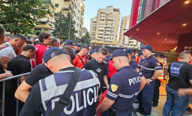 Tre të arrestuar për ndeshjen me Serbinë, mes tyre efektivi që mori para nga dy kosovarë