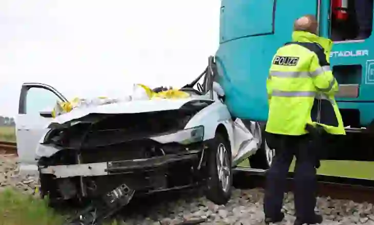 Treni përplas makinën në Gjermani, humb jetën shoferi