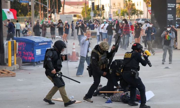 Trump, trupa shtesë në Los Angeles! Nuk ndalen protestat, vijojnë marrshimet kundër arrestimit të emigrantëve