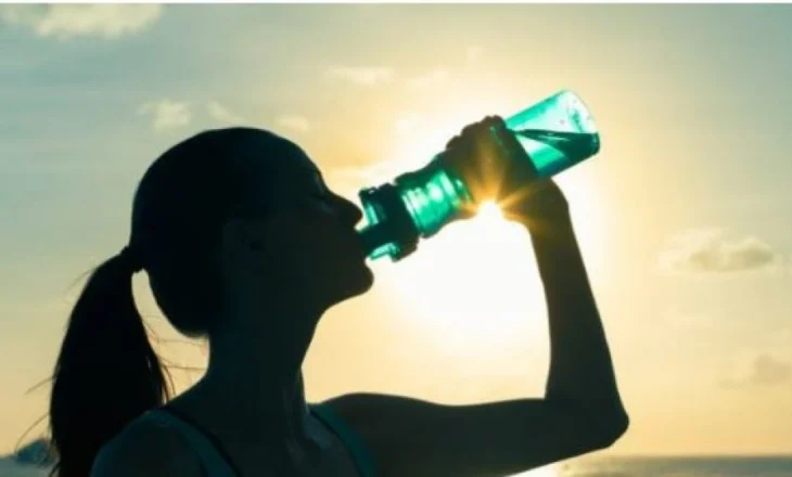 Trupi kërkon ujë! Zbuloni sa gota duhen çdo ditë