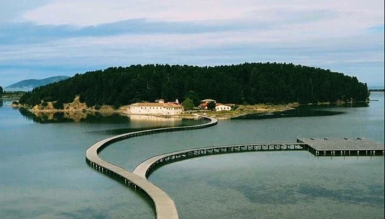 Turistë gjermanë në Manastirin e Zvernecit/ Vlerësojnë akitekturën e peisazhin