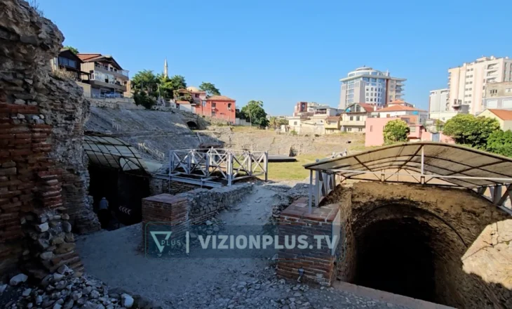Turistët, interes për trashëgiminë, vizitojnë destinacionet kryesore në qytetin e Durrësit