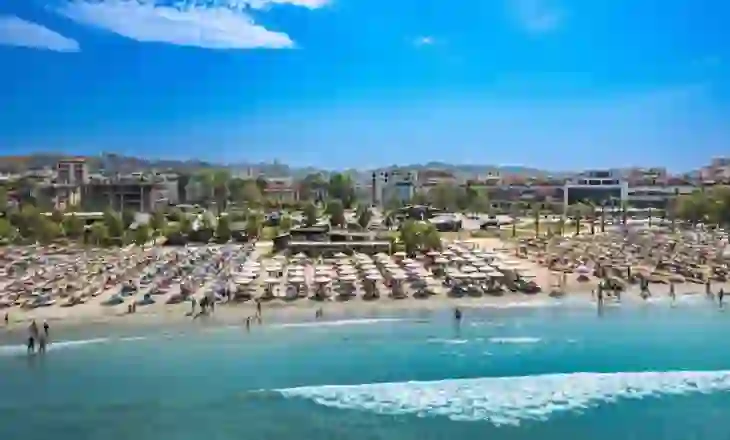 Turistët preferojnë për plazh Vlorën e Durrësin