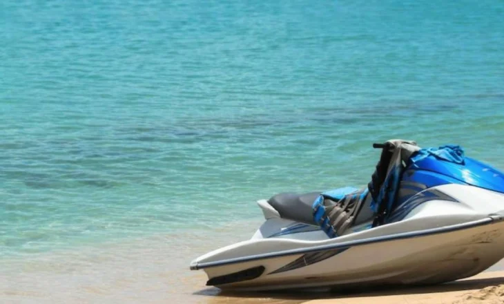 Turisti belg pësoi aksident me Jet Ski, ndodhet ende në spital/ Pranga 51 vjeçarit