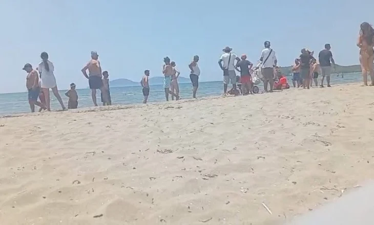 Turisti italian humb jetën në plazhin e Zvërnecit