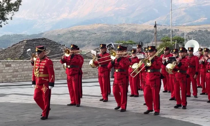 “Turizëm përmes tingujve”/ Orkestra Frymore e Ushtrisë sjell emocion dhe art në zemër të Gjirokastrës