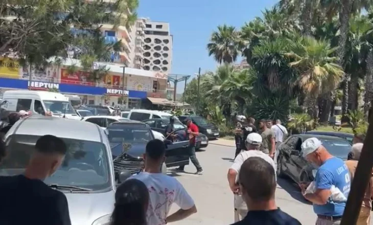 U aksidentuan në ‘Skelë’/ Acarohet shoferi i ‘Benz’-it, përplas disa herë makinën tjetër, shoqërohet në polici