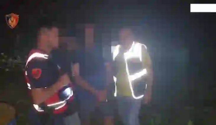 U kapën gjatë natës në parcelat me drogë, dy të arrestuar në Fier