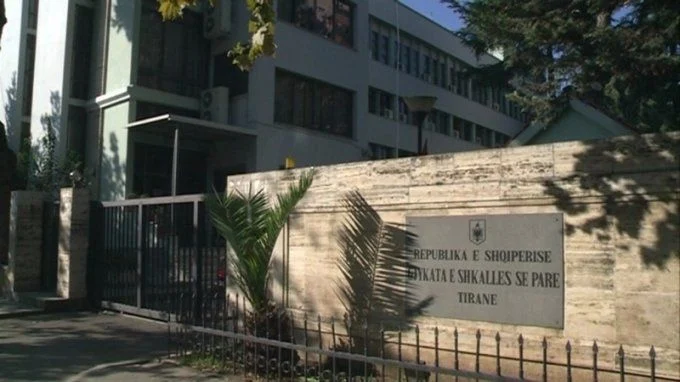 U kapën me 14 armë zjarri, Gjykata e Tiranës cakton “arrest me burg” për 8 të dyshuarit