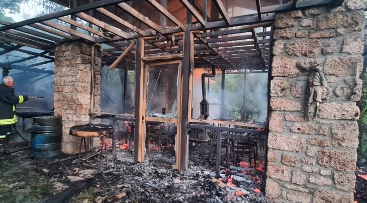 U përfshi nga flakët, shkrumbohet plotësisht banesa në Shëngjin