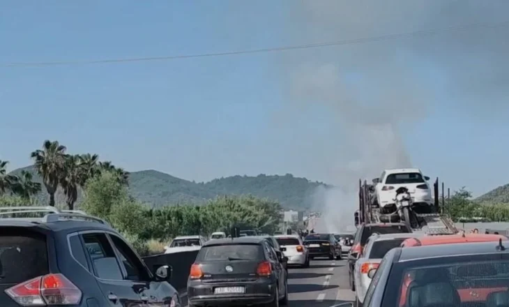 U përplas me disa automjete, merr flakë makina në mes të autostradës Tiranë-Durrës