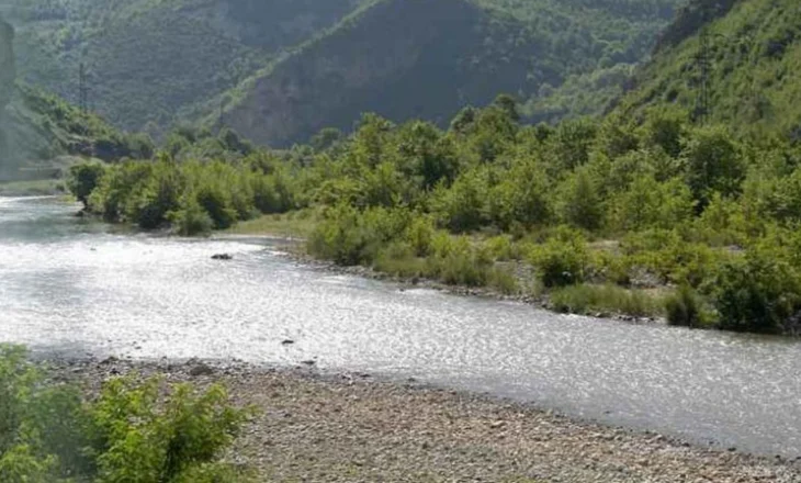 U raportua i humbur, gjendet trupi i pajetë i 6-vjeçarit buzë lumit Shkumbin