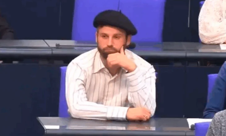 U shfaq me beretë, deputeti gjerman përjashtohet nga parlamenti