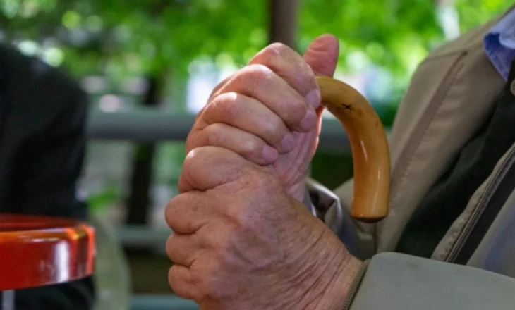 U shpall gabimisht i vdekur, 78-vjeçari 3 muaj pa pension, sigurimet shoqërore: Duhet të provojë që është gjallë
