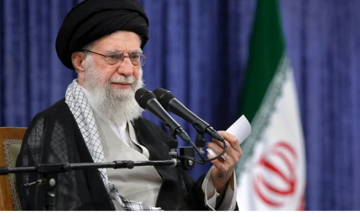 Udhëheqësi suprem i Iranit paralajmëron Izraelin: Do përballet me një ndëshkim të rëndë