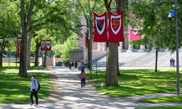 Universiteti i Harvardit fiton ‘luftën’ me Trump, gjykata bllokon përkohësisht vendimin e presidentit për studentët e huaj