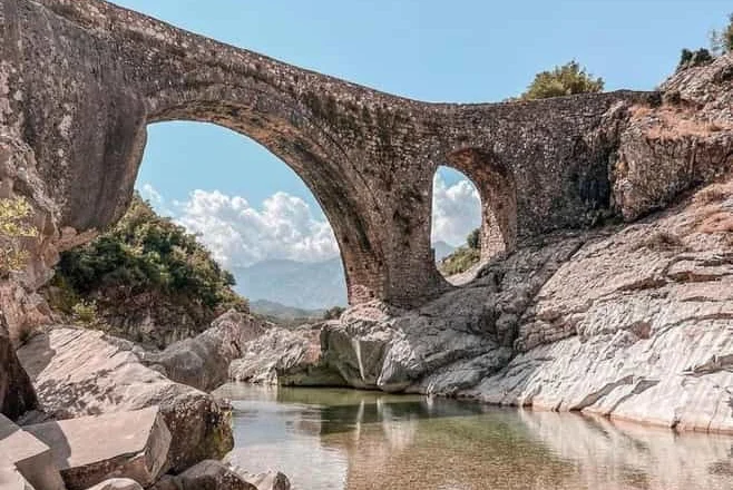 Ura e Bratajt, një monument i gjallë i historisë osmane në zonën e Vlorës