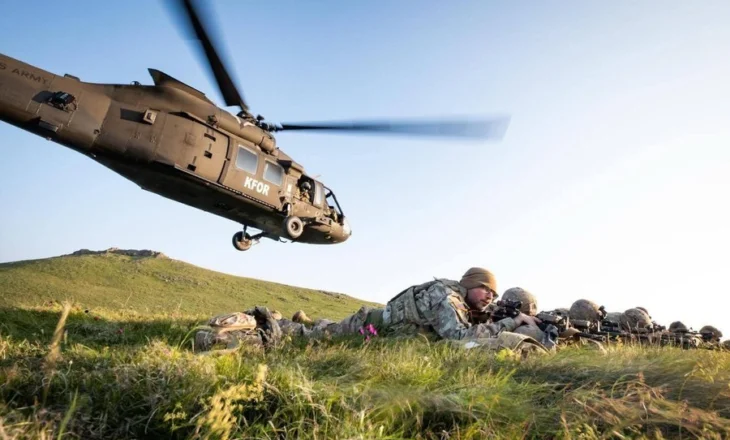 Ushtarë të aviacionit amerikan, stërvitje me helikopter përgjatë kufirit me Serbinë