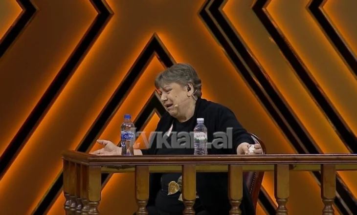 “Vajza më hëngri paratë!” Nëna e 3 fëmijëve ngelet në derë të huaj