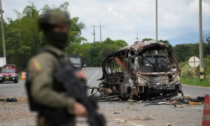 Valë sulmesh në Kolumbi, bomba dhe të shtëna me armë! Shtatë të vdekur, mbi 50 të plagosur