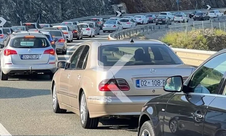 Varg kilometrik në Rrugën e Kombit, mijëra tifozë nga Kosova drejt Tiranës për ndeshjen Shqipëri-Serbi