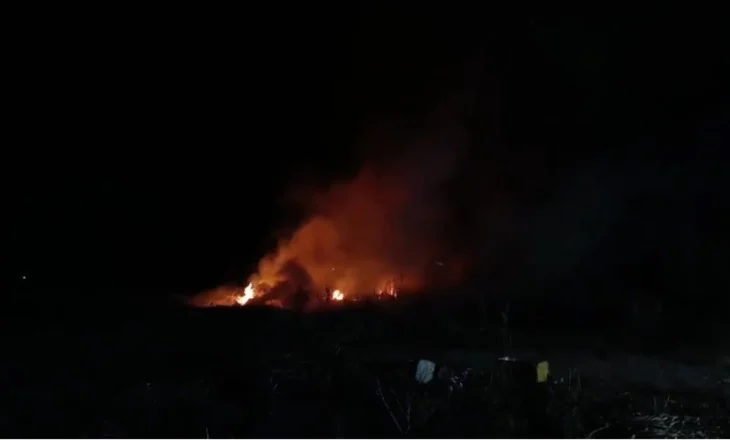 Vatër zjarri në Cakran të Fierit, dyshohet zjarrvënie nga fermerët