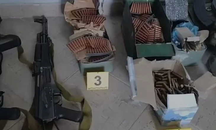 VD- Kallashnikovë, fishekë e granata të fshehura në mur, zbulohet arsenal armësh në Vlorë