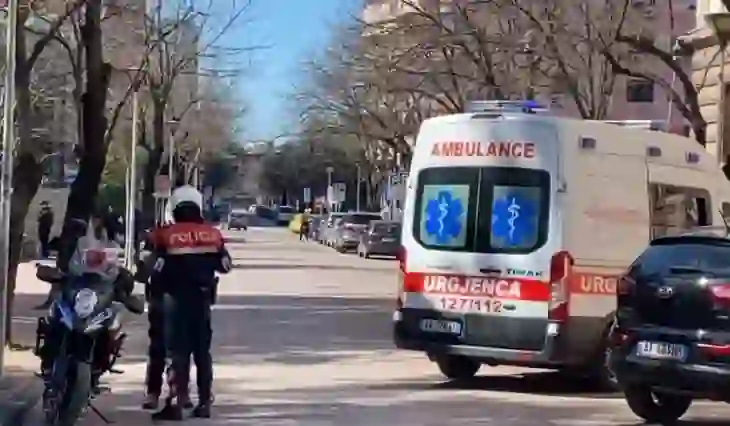 Vdes tragjikisht e moshuara në Tiranë, bie nga lartësia e pallatit
